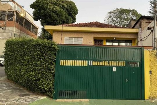 Fachada de casa à venda com 3 quartos, 196m² em Quitaúna, Osasco