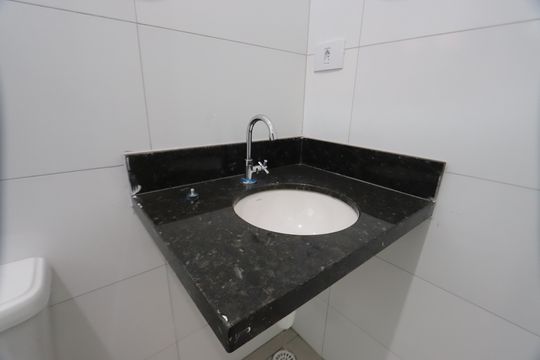 Banheiro de apartamento para alugar com 2 quartos, 39m² em Vila Antonieta, São Paulo