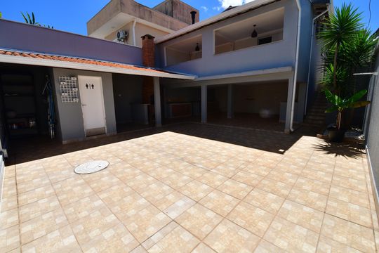 Quintal de casa para alugar com 3 quartos, 125m² em Parque São Quirino, Campinas