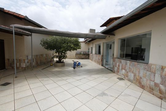 Área externa de casa à venda com 5 quartos, 170m² em Betânia, Belo Horizonte