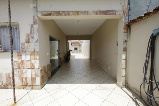 Garagem de casa à venda com 5 quartos, 170m² em Betânia, Belo Horizonte