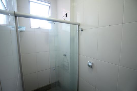 Banheiro  de apartamento à venda com 2 quartos, 50m² em Diamante, Belo Horizonte