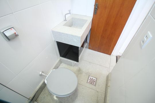 Banheiro  de apartamento à venda com 2 quartos, 50m² em Diamante, Belo Horizonte
