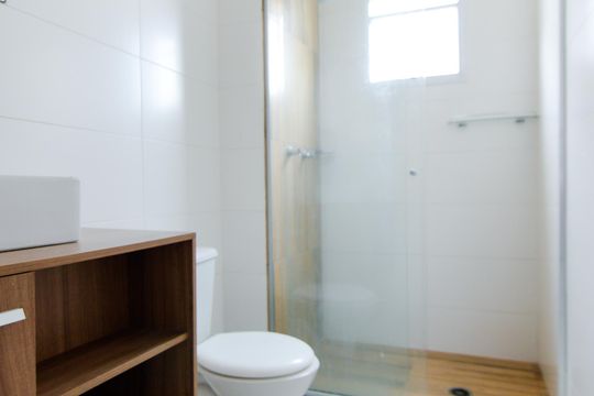 Banheiro de apartamento para alugar com 2 quartos, 56m² em Jardim Cocaia, Guarulhos