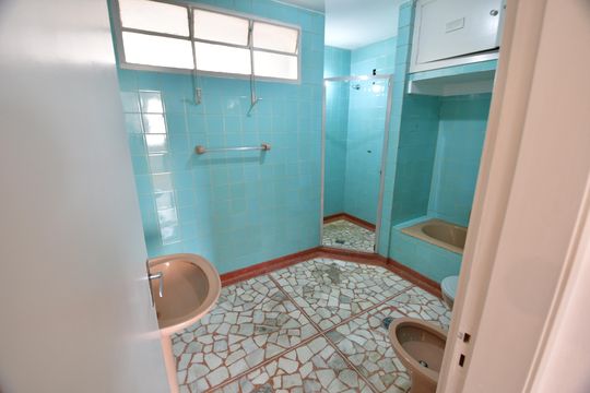 Banheiro de apartamento à venda com 2 quartos, 108m² em Centro, Campinas