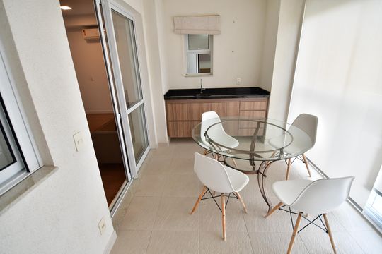 Sacada de apartamento à venda com 1 quarto, 90m² em Cambuí, Campinas