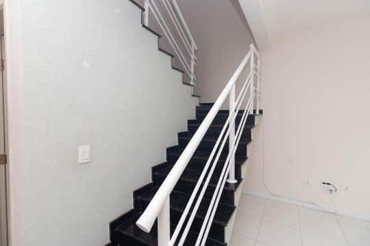 Escada de casa de condomínio para alugar com 2 quartos, 73m² em Vila Nilo, São Paulo