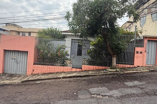 fachada de casa para alugar com 3 quartos, 100m² em Carlos Prates, Belo Horizonte