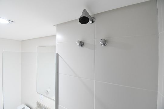Banheiro 2 de apartamento para alugar com 2 quartos, 90m² em Água Verde, Curitiba