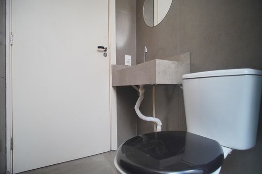 Banheiro de apartamento à venda com 2 quartos, 42m² em Santos Dumont, São Leopoldo