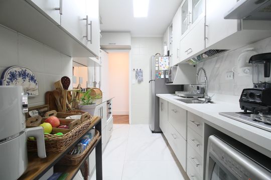 Cozinha de apartamento à venda com 2 quartos, 87m² em Real Parque, São Paulo