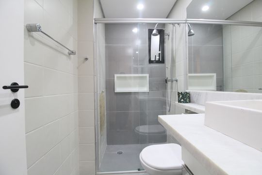 Banheiro  de apartamento à venda com 2 quartos, 87m² em Real Parque, São Paulo