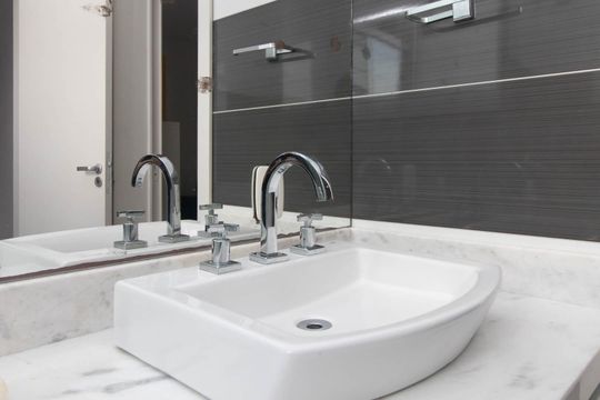 Banheiro do Quarto 2 de casa de condomínio para alugar com 3 quartos, 216m² em Ipanema, Porto Alegre