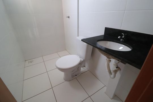 Banheiro do Quarto 2 de apartamento para alugar com 2 quartos, 56m² em Residencial Lago Azul, Uberlândia