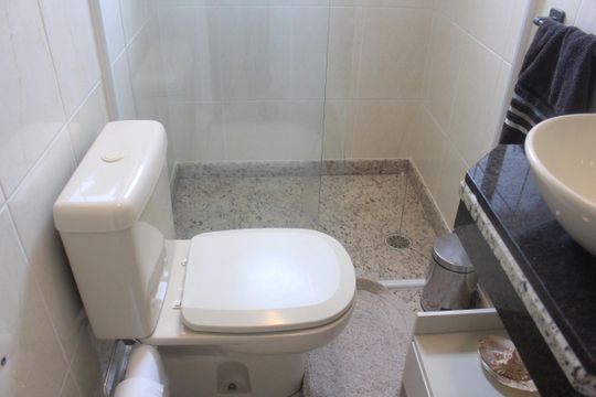 Banheiro Social de apartamento à venda com 2 quartos, 70m² em Nova Gerti, São Caetano do Sul