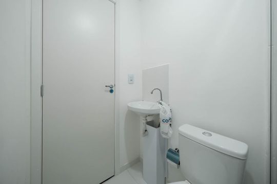 Banheiro de kitnet/studio para alugar com 1 quarto, 17m² em Vila Granada, São Paulo