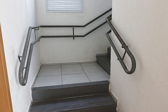Área comum - corrimão de apartamento para alugar com 2 quartos, 50m² em Cecília, Viamão