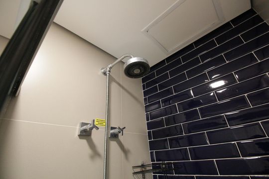 Banheiro da Suíte de apartamento para alugar com 1 quarto, 50m² em Pompéia, Santos