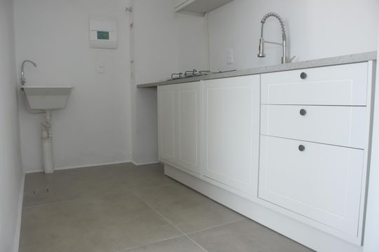 Cozinha de apartamento para alugar com 1 quarto, 34m² em Vila Antonieta, São Paulo