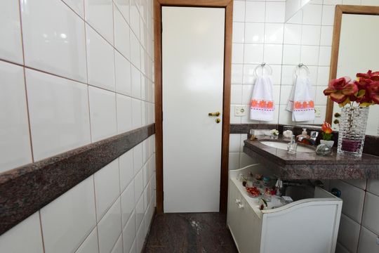 Banheiro 2 de apartamento à venda com 3 quartos, 156m² em Coração Eucarístico, Belo Horizonte