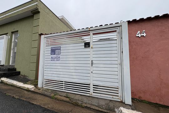 Fachada de casa para alugar com 2 quartos, 48m² em Vila Domitila, São Paulo