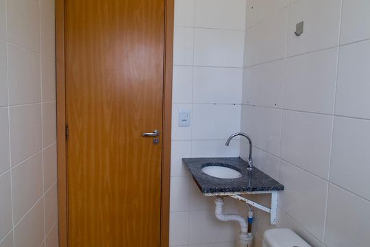 Banheiro de apartamento para alugar com 2 quartos, 42m² em Abranches, Curitiba