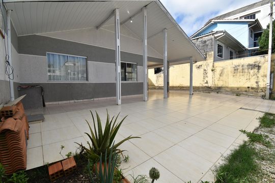 Quintal de casa à venda com 3 quartos, 120m² em Pinheirinho, Curitiba