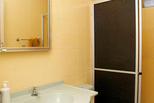 Banheiro de apartamento à venda com 2 quartos, 55m² em Petrópolis, Porto Alegre