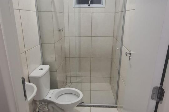 Banheiro de casa de condomínio para alugar com 2 quartos, 41m² em Serra Dourada, Vespasiano