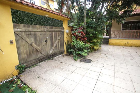 Garagem de casa para alugar com 4 quartos, 176m² em Taquara, Rio de Janeiro