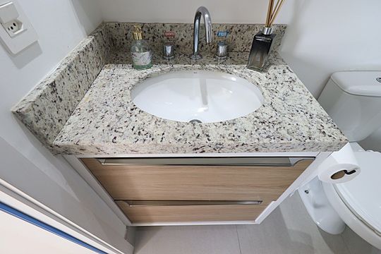 Banheiro Social de apartamento para alugar com 2 quartos, 56m² em Passo D’areia, Porto Alegre
