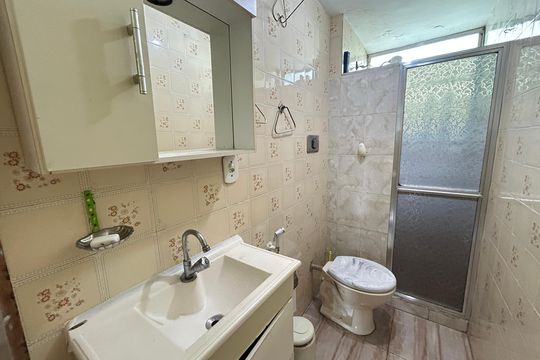 Banheiro de apartamento para alugar com 2 quartos, 48m² em Inhaúma, Rio de Janeiro