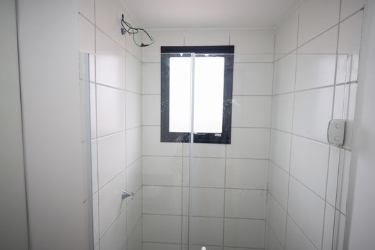 Banheiro de apartamento à venda com 2 quartos, 46m² em Km 18, Osasco