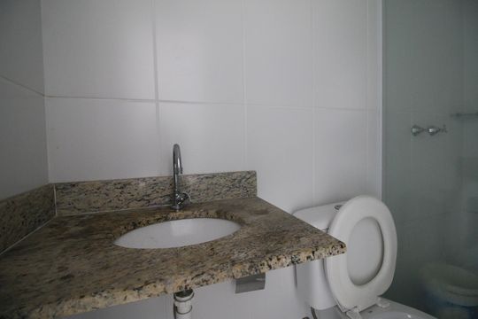 Banheiro de apartamento para alugar com 1 quarto, 40m² em Taquara, Rio de Janeiro