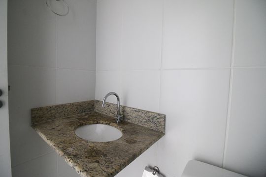Banheiro de apartamento para alugar com 1 quarto, 40m² em Taquara, Rio de Janeiro
