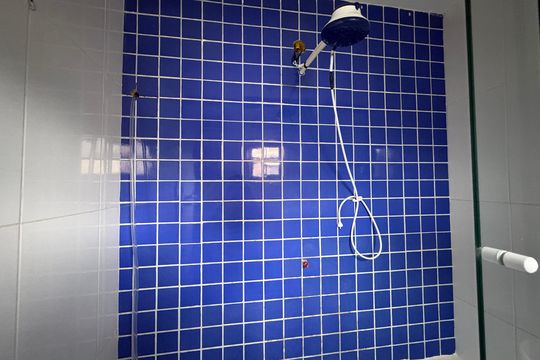 Banheiro da Suíte 1 de casa para alugar com 2 quartos, 68m² em Barra da Tijuca, Rio de Janeiro