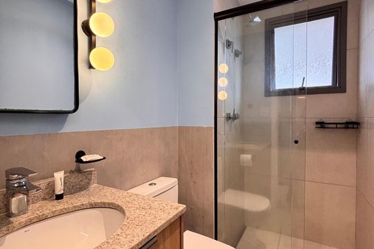 Banheiro de kitnet/studio para alugar com 1 quarto, 36m² em Indianópolis, São Paulo
