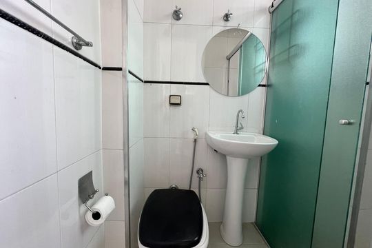 Banheiro de serviço de apartamento à venda com 2 quartos, 200m² em República, São Paulo
