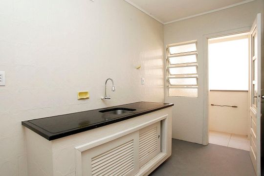 Cozinha + Área de Serviço + Despensa de apartamento para alugar com 2 quartos, 71m² em Santana, Porto Alegre
