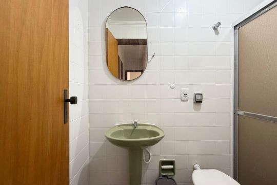 Banheiro Social de apartamento para alugar com 3 quartos, 90m² em Jardim Guaiuba, Guarujá