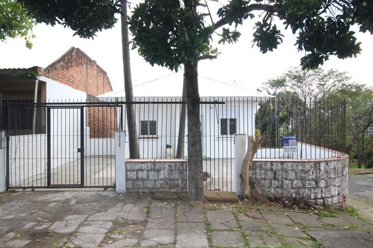 Fachada de casa para alugar com 2 quartos, 70m² em Passo D’areia, Porto Alegre