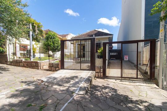 Fachada de casa à venda com 3 quartos, 300m² em Jardim Botânico, Porto Alegre