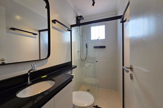 Banheiro da Suíte 1 de apartamento para alugar com 2 quartos, 82m² em Maracanã, Praia Grande