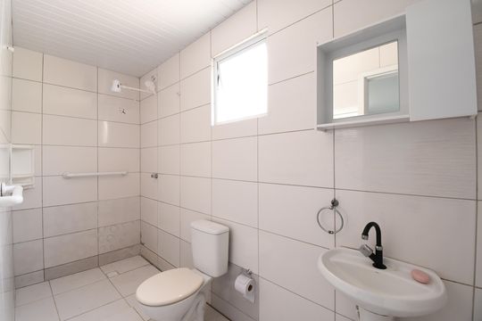 Banheiro de casa para alugar com 2 quartos, 55m² em Cajuru, Curitiba