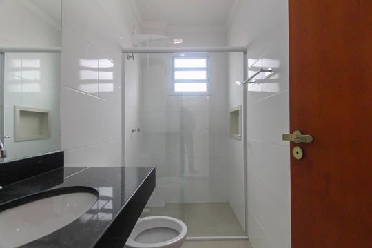 Banheiro de apartamento para alugar com 2 quartos, 42m² em Chácara Mafalda, São Paulo