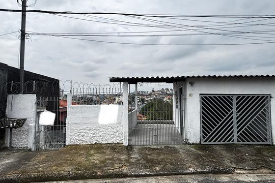 Fachada de casa para alugar com 2 quartos, 70m² em Vila Vitória, Santo André