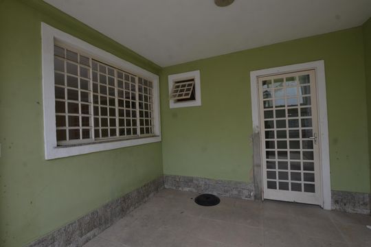 Garagem de casa para alugar com 2 quartos, 121m² em Vila Valqueire, Rio de Janeiro