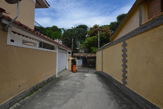 Hall de entrada de casa para alugar com 2 quartos, 121m² em Vila Valqueire, Rio de Janeiro