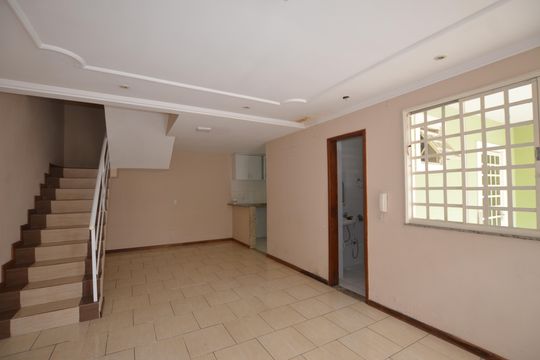 Sala de casa para alugar com 2 quartos, 121m² em Vila Valqueire, Rio de Janeiro