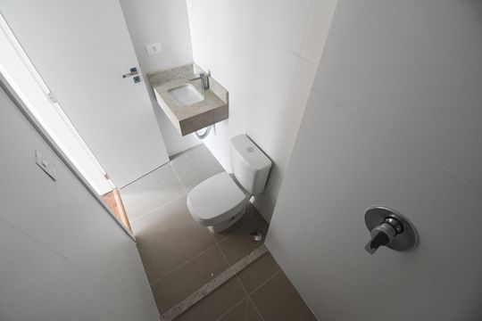 Banheiro de apartamento para alugar com 2 quartos, 52m² em Alto da Xv, Curitiba